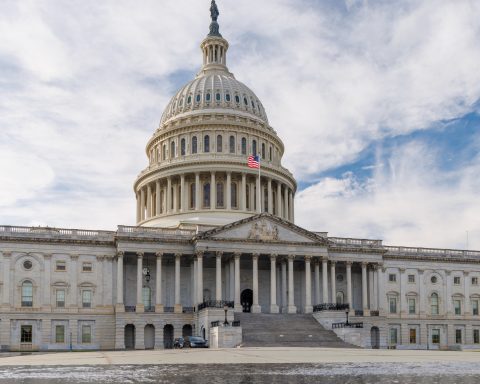 US Government Shutdown 2025: Travel Chaos, Parks Close