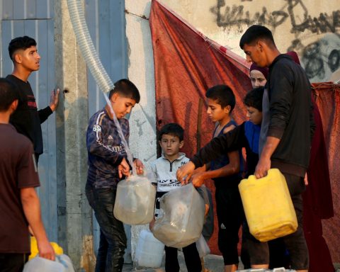 Palestinian Refugees Stranded At OR Tambo Finally Enter SA