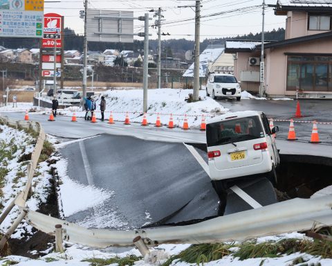 51 Hurt in Japan Earthquake as Warnings Persist