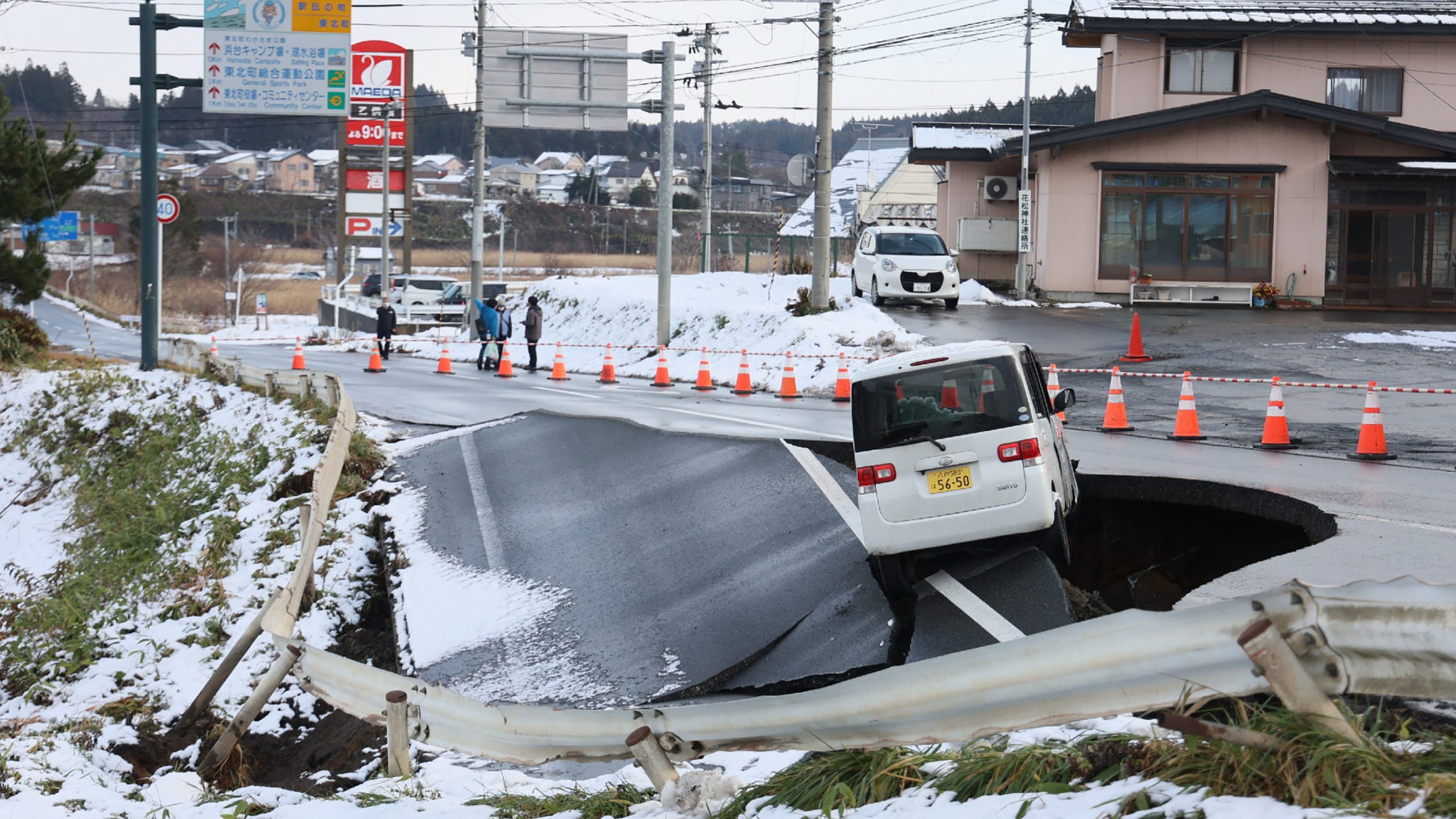 51 Hurt in Japan Earthquake as Warnings Persist